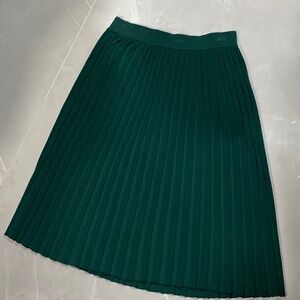 #10 Woman’s kerisma soft flowy pleated skirt medium slightly Below knee length